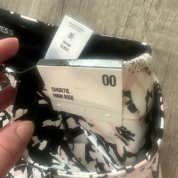 Express Black White and Pink Belted High Rise Shortie Size 00 - Picture 3 of 9